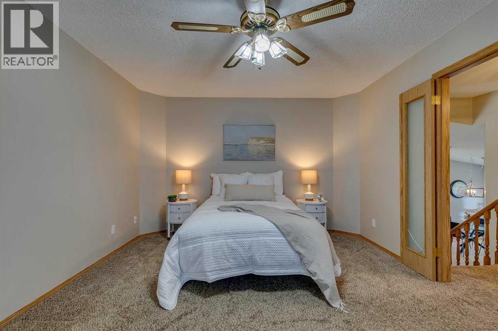 Single Family House 3 Level for Sale in  Somercrest Gardens SW Somerset Calgary 