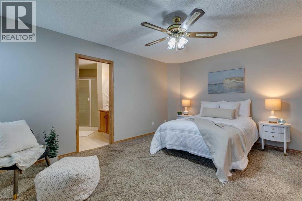 Single Family House 3 Level for Sale in  Somercrest Gardens SW Somerset Calgary 