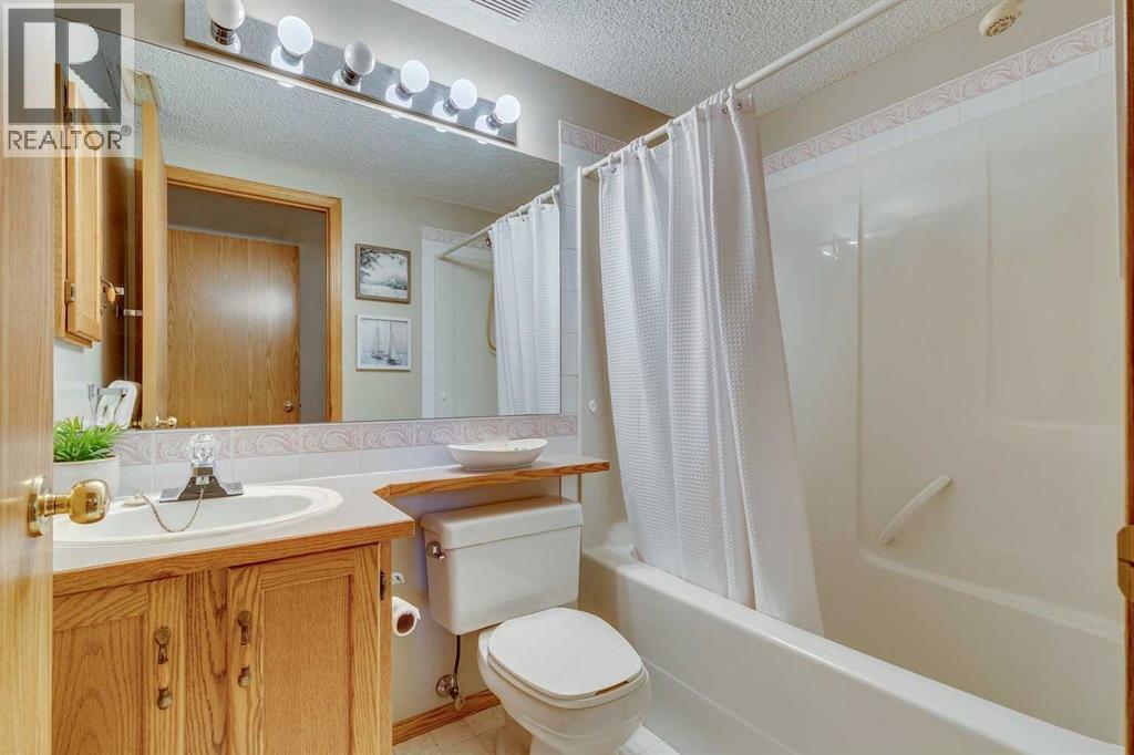 Single Family House 3 Level for Sale in  Somercrest Gardens SW Somerset Calgary 