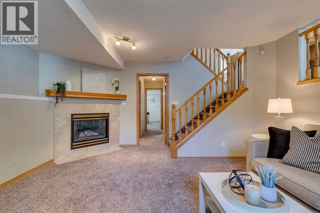 Single Family House 3 Level for Sale in  Somercrest Gardens SW Somerset Calgary 