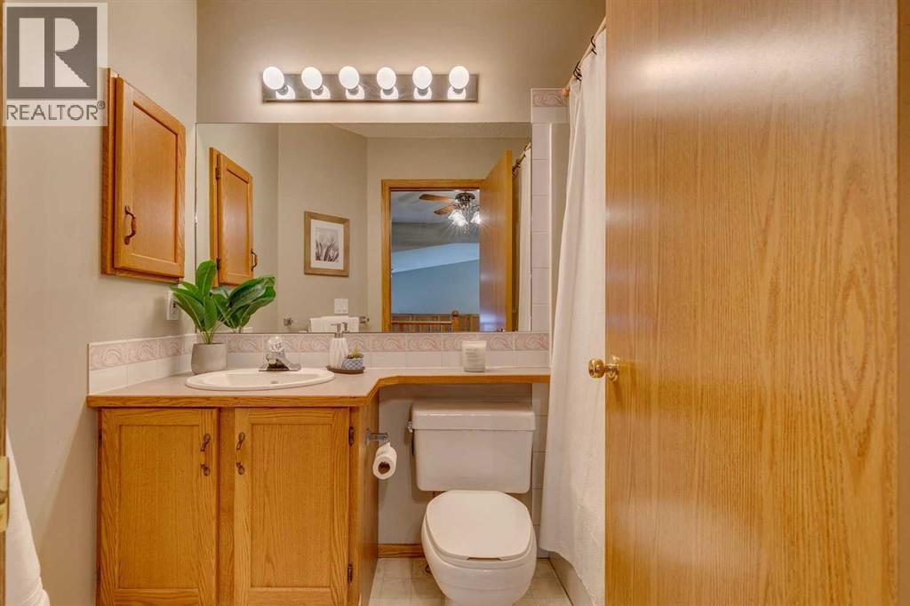 Single Family House 3 Level for Sale in  Somercrest Gardens SW Somerset Calgary 