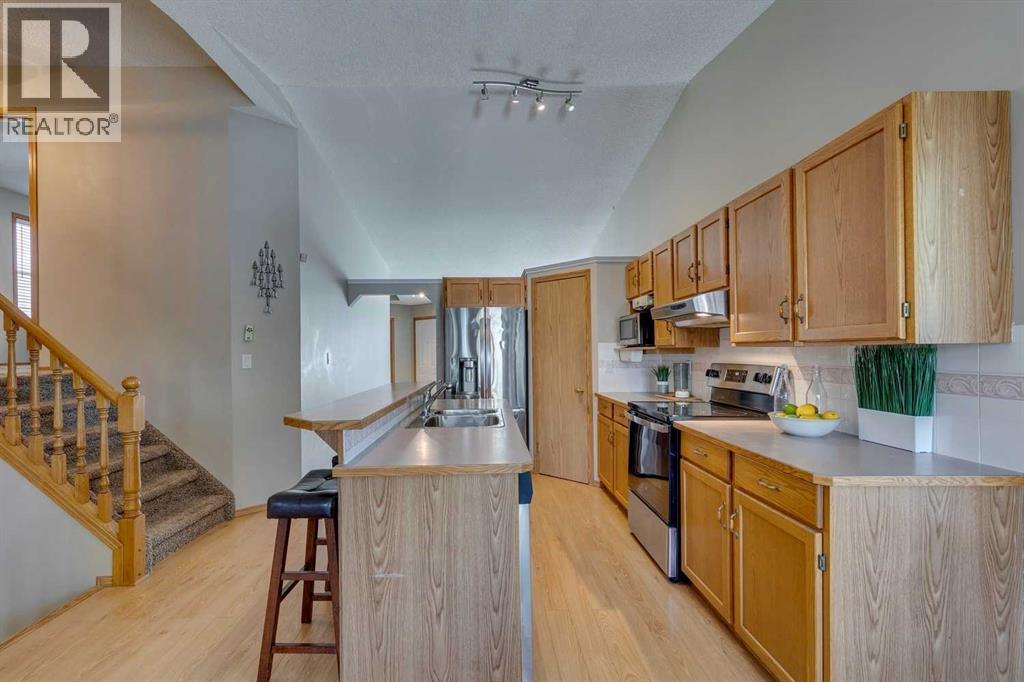 Single Family House 3 Level for Sale in  Somercrest Gardens SW Somerset Calgary 