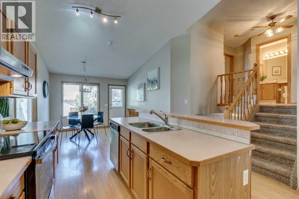 Single Family House 3 Level for Sale in  Somercrest Gardens SW Somerset Calgary 