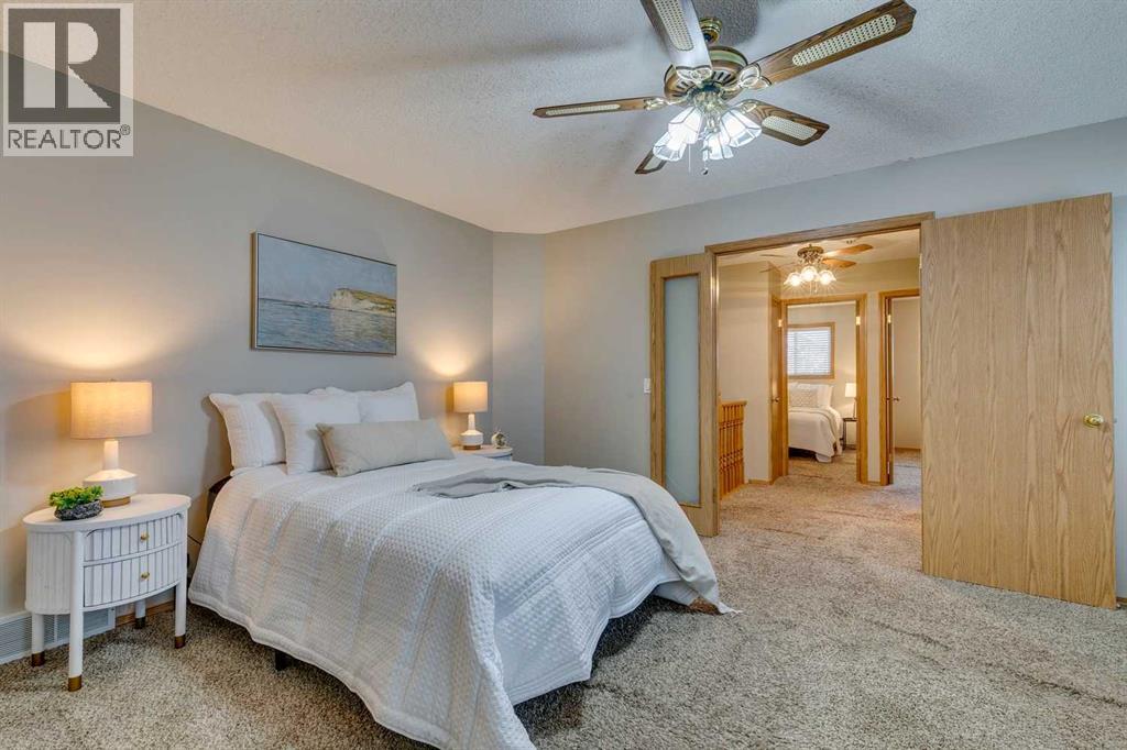 Single Family House 3 Level for Sale in  Somercrest Gardens SW Somerset Calgary 