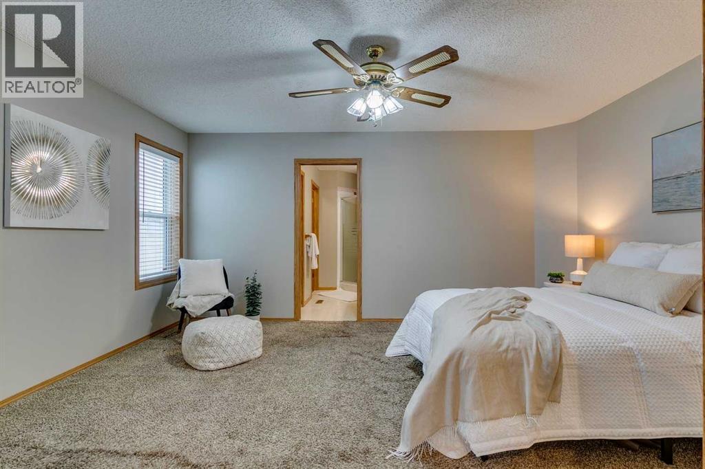 Single Family House 3 Level for Sale in  Somercrest Gardens SW Somerset Calgary 