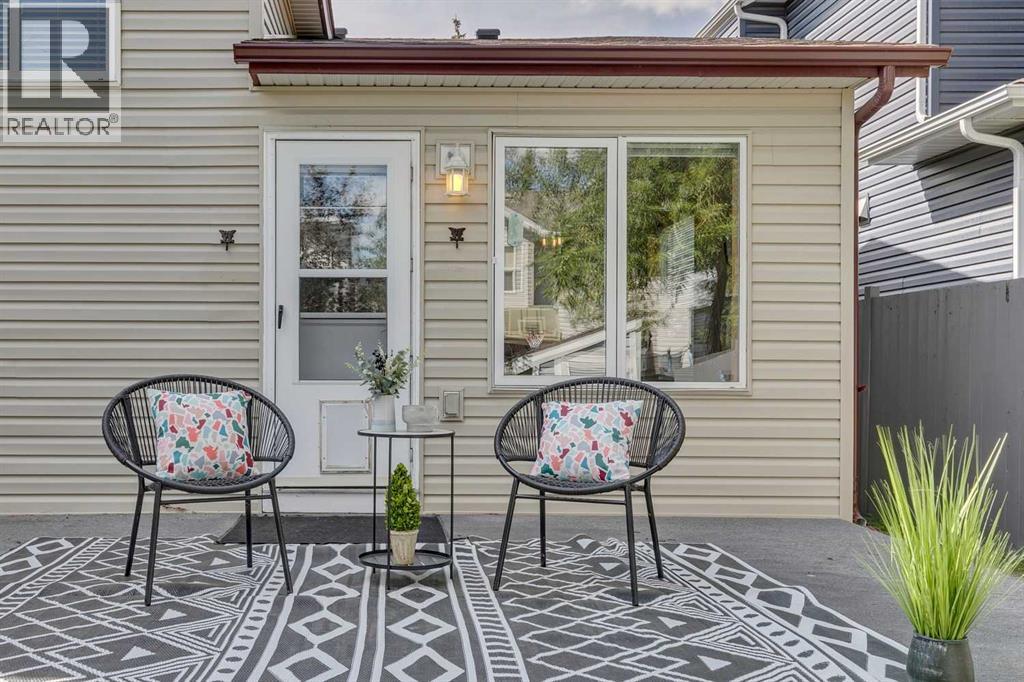 Single Family House 3 Level for Sale in  Somercrest Gardens SW Somerset Calgary 