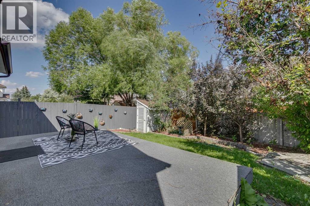 Single Family House 3 Level for Sale in  Somercrest Gardens SW Somerset Calgary 