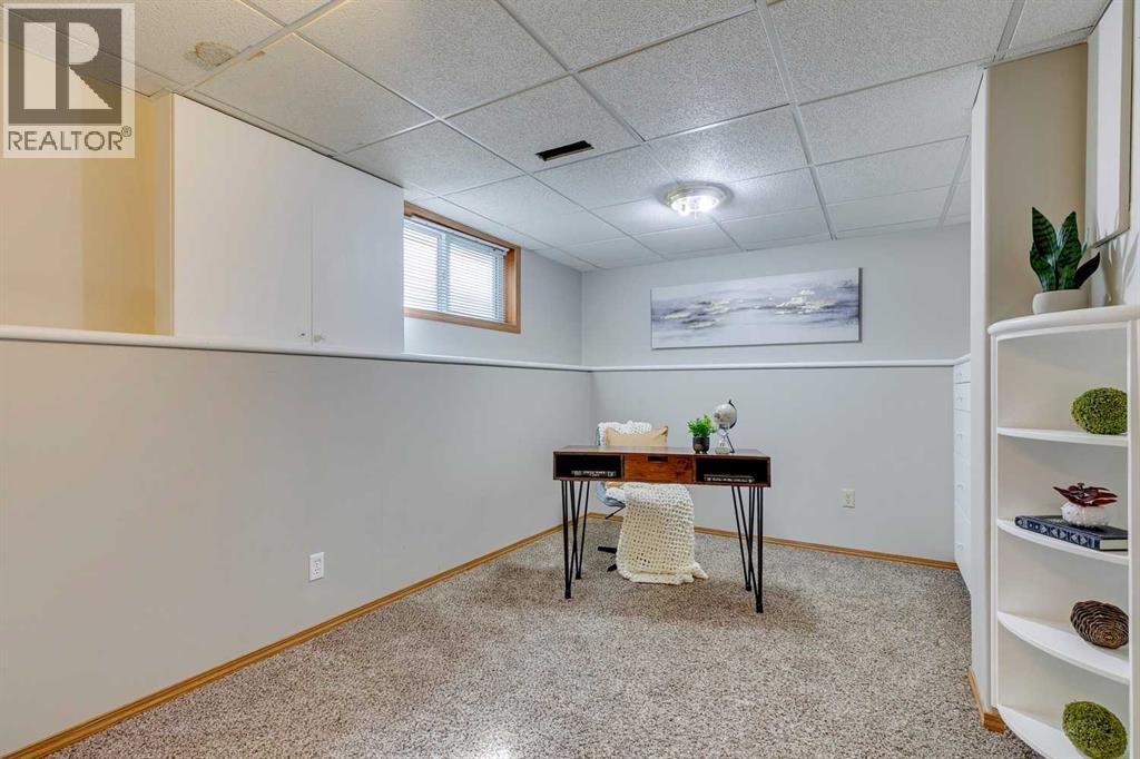 Single Family House 3 Level for Sale in  Somercrest Gardens SW Somerset Calgary 