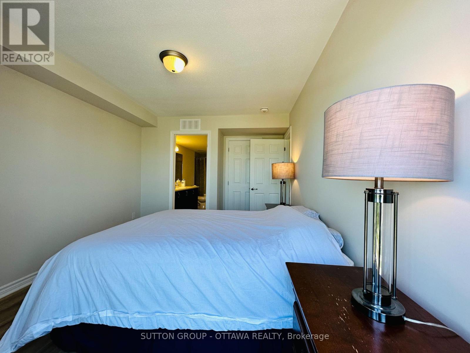 Photo 10 of 826 Mikinak Road, Ottawa ON