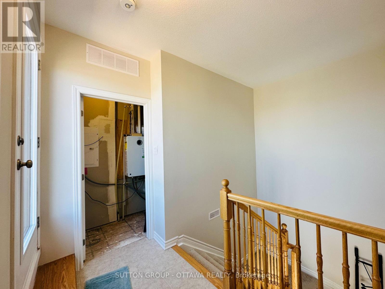 Photo 18 of 826 Mikinak Road, Ottawa ON