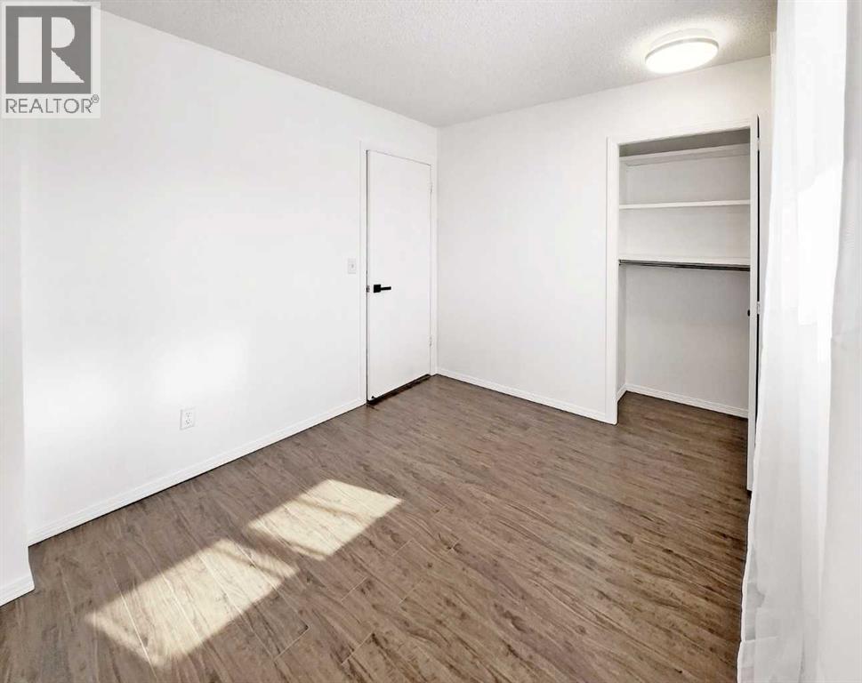 Photo 3 of 59 Woodmont Way Sw, Calgary AB