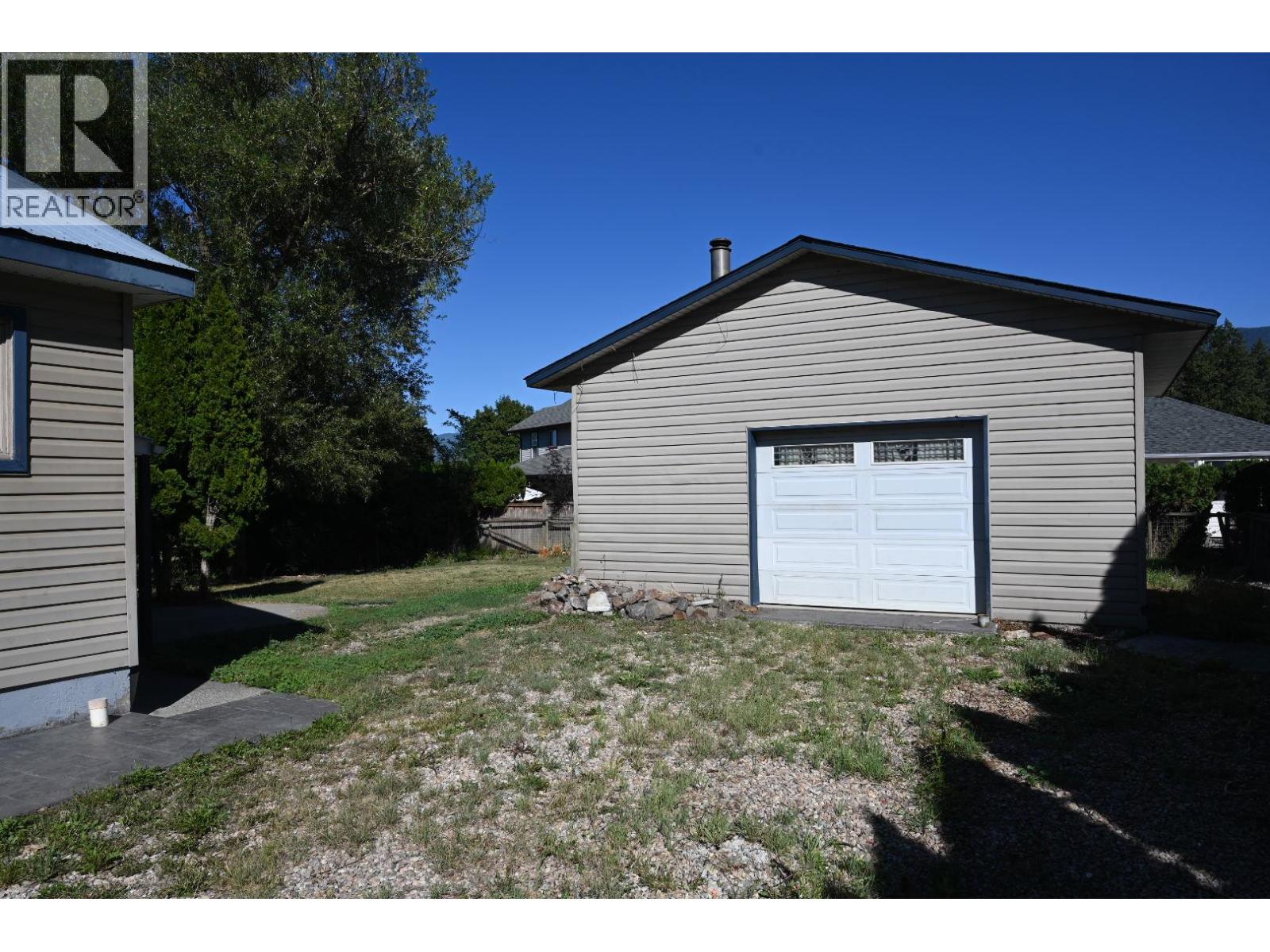 2560 Colony Street, Armstrong