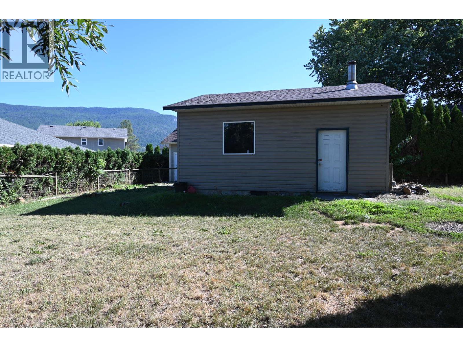 2560 Colony Street, Armstrong
