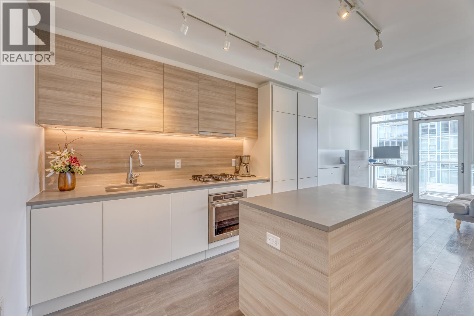 Photo 5 of 508 657 Whiting Way, Coquitlam BC