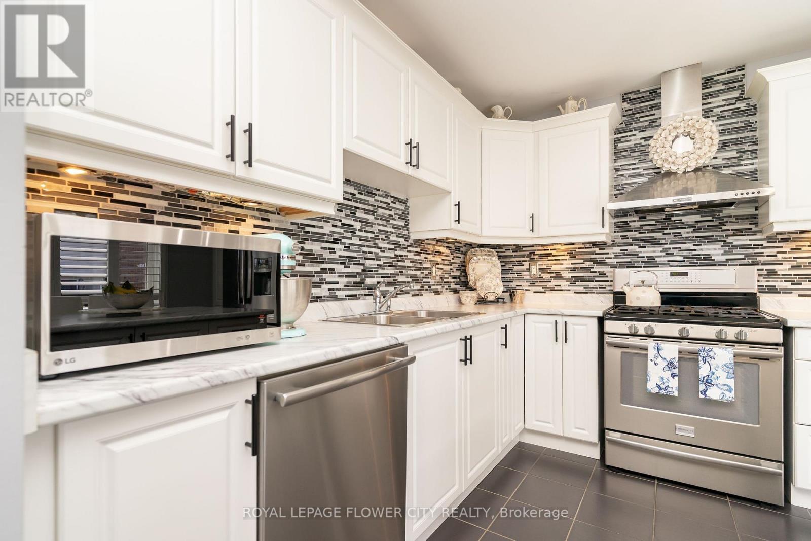 Photo 11 of 115 Vanhorne Close, Brampton ON