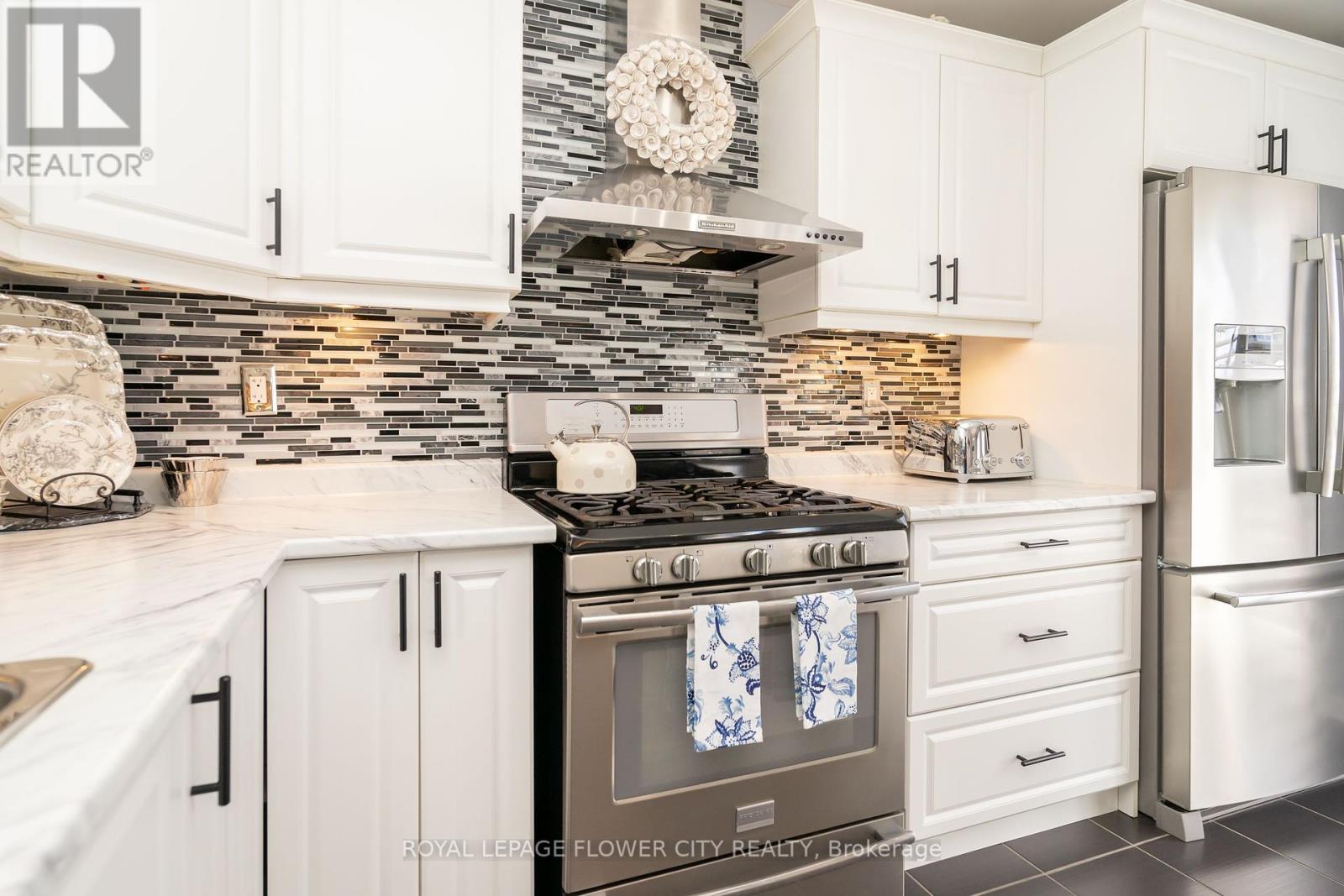 Photo 12 of 115 Vanhorne Close, Brampton ON