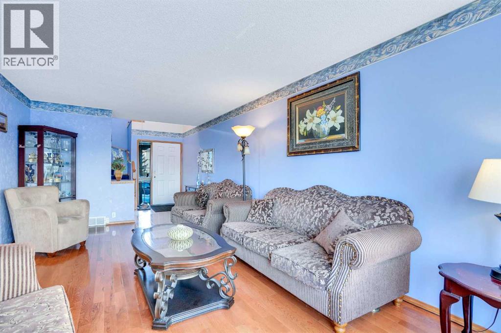 Single Family House for Sale in  Coral Springs Circle NE Coral Springs Calgary 