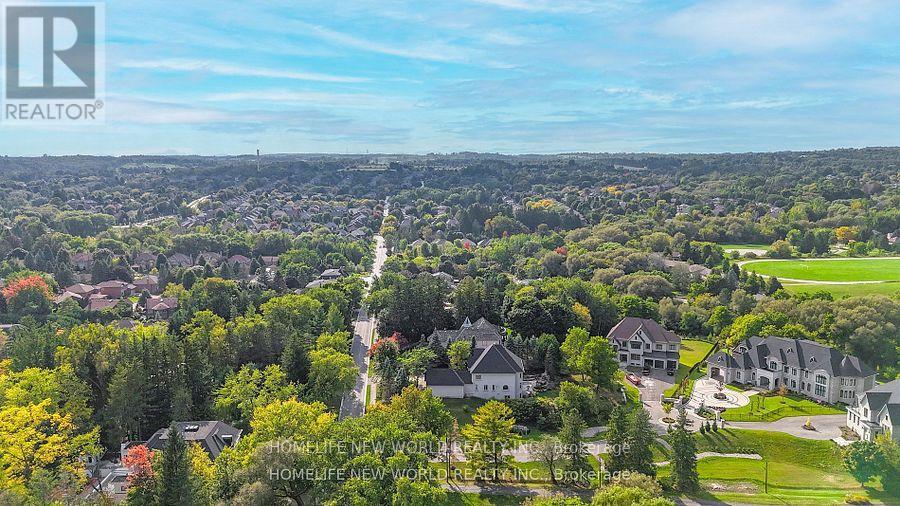 Photo 4 of 198 Kennedy Street W, Aurora ON