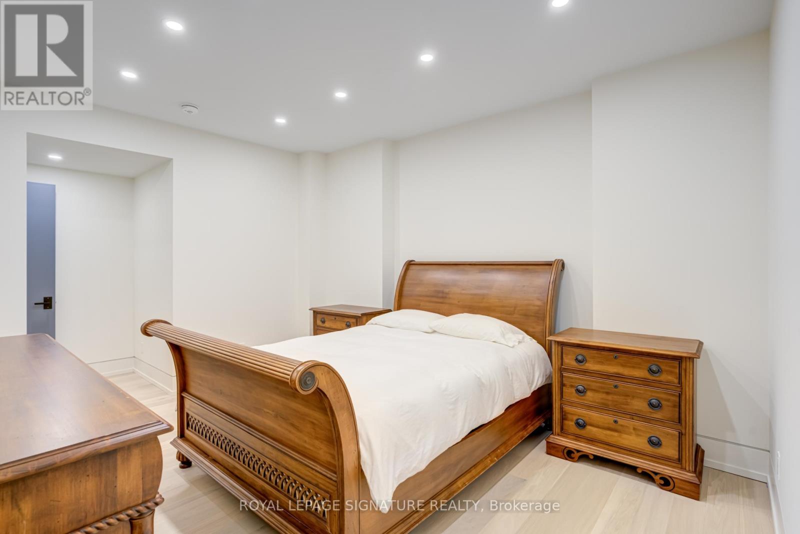 Photo 12 of Lower Level 27 Scotland Road, Toronto ON