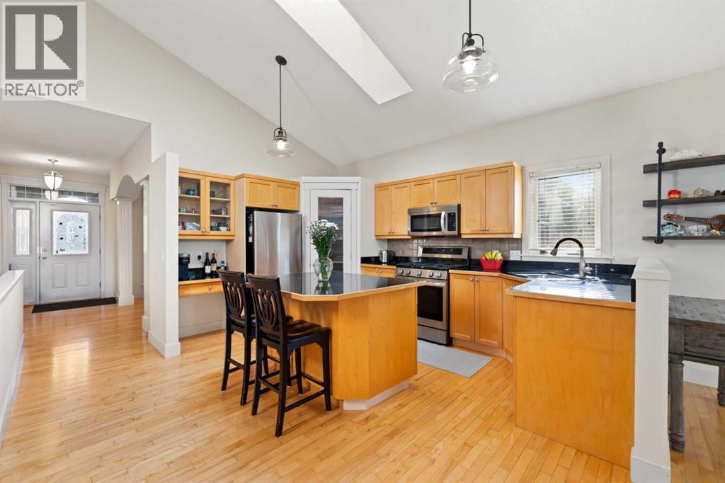 Photo 15 of 250 Strathridge Place Sw, Calgary AB