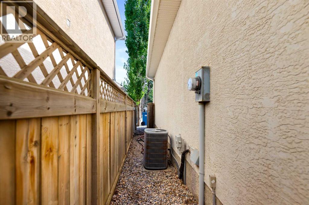Photo 2 of 250 Strathridge Place Sw, Calgary AB
