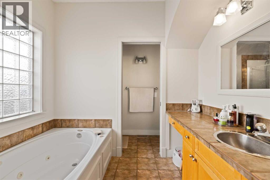 Photo 7 of 250 Strathridge Place Sw, Calgary AB