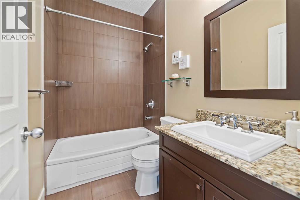 Photo 9 of 250 Strathridge Place Sw, Calgary AB