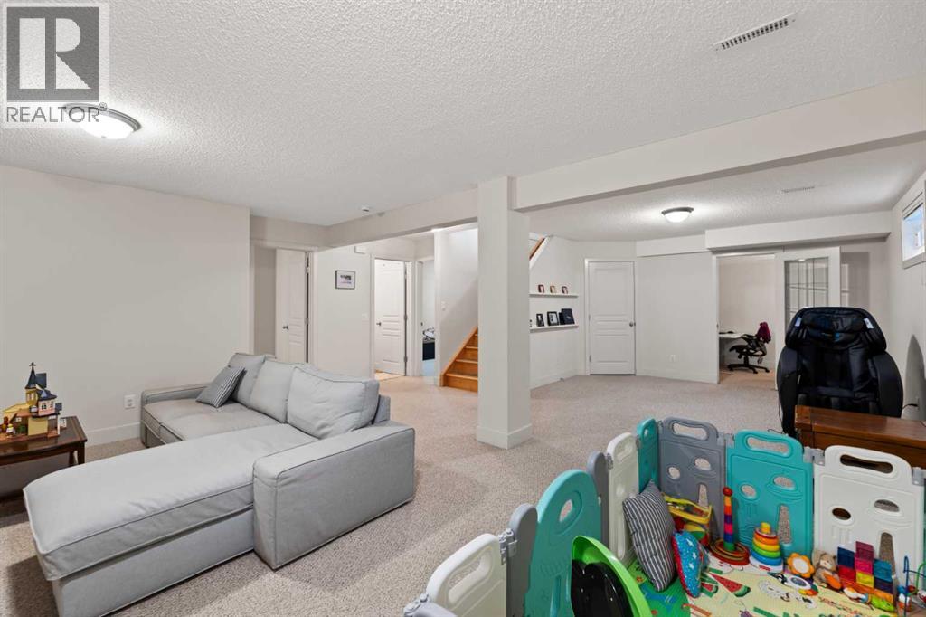 Photo 16 of 250 Strathridge Place Sw, Calgary AB