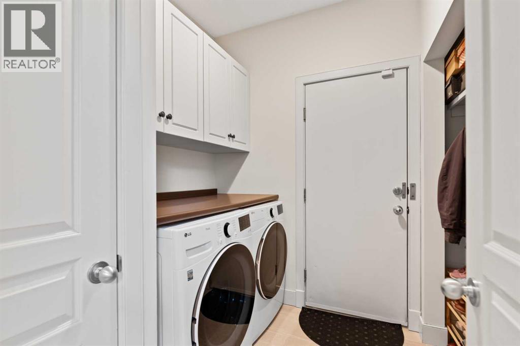 Photo 17 of 250 Strathridge Place Sw, Calgary AB