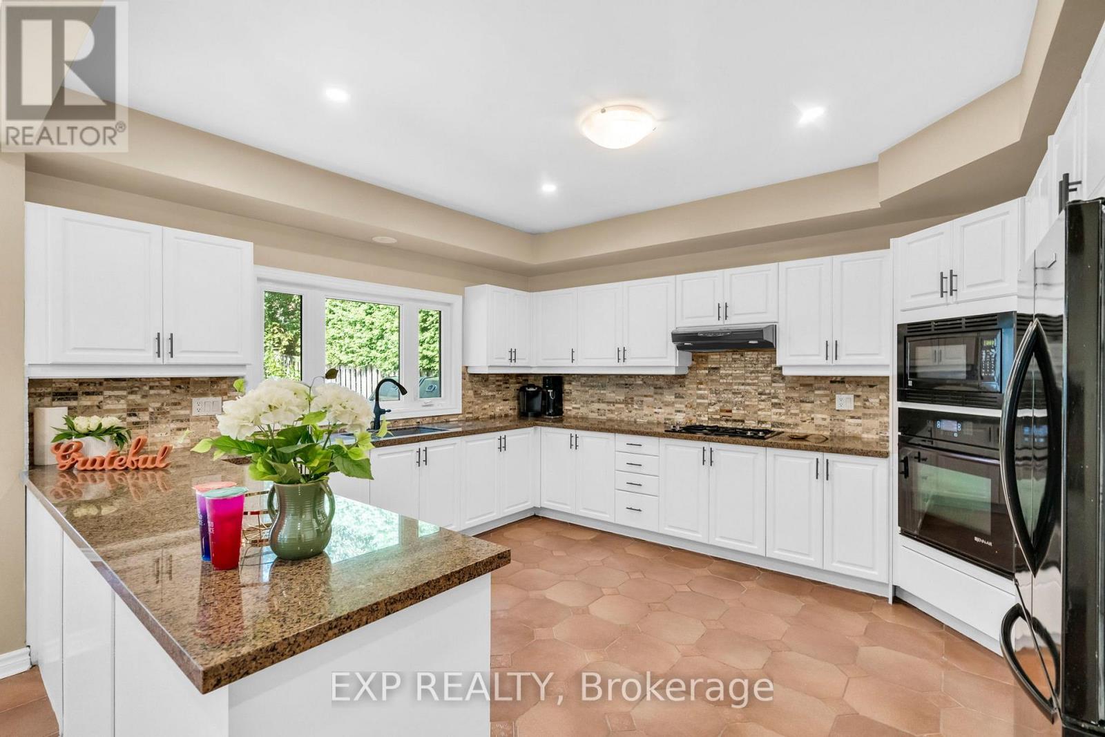 Photo 10 of 959 Lockwood Circle, Newmarket ON