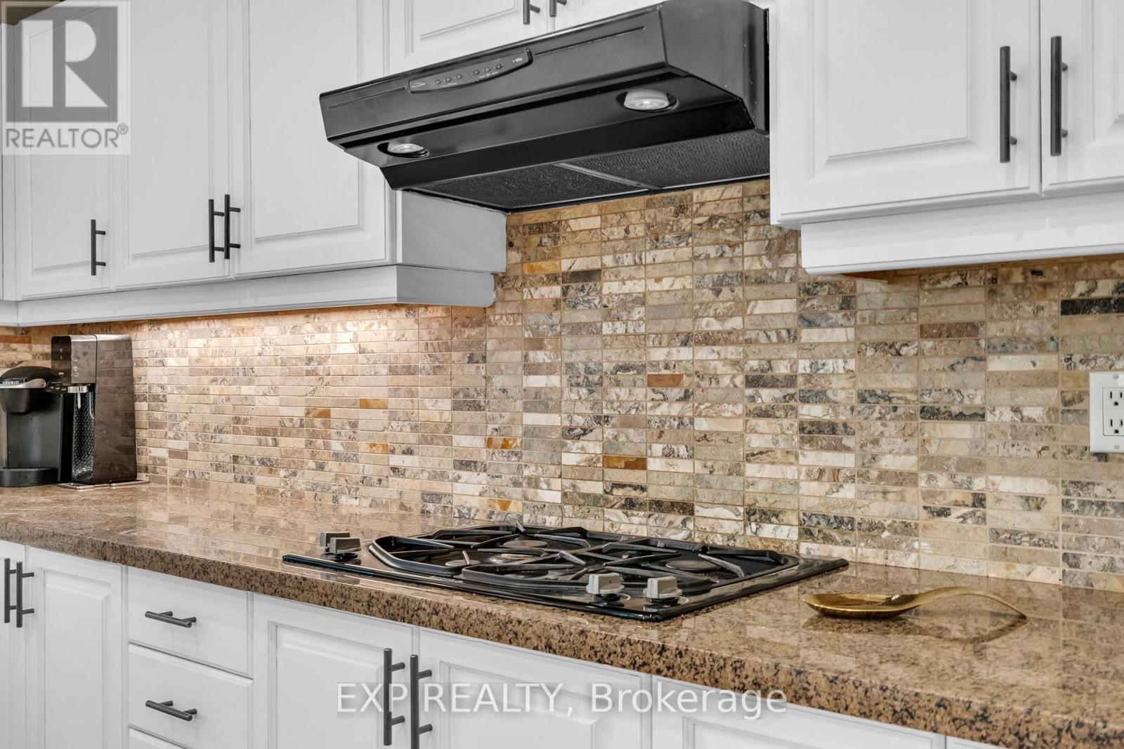 Photo 11 of 959 Lockwood Circle, Newmarket ON