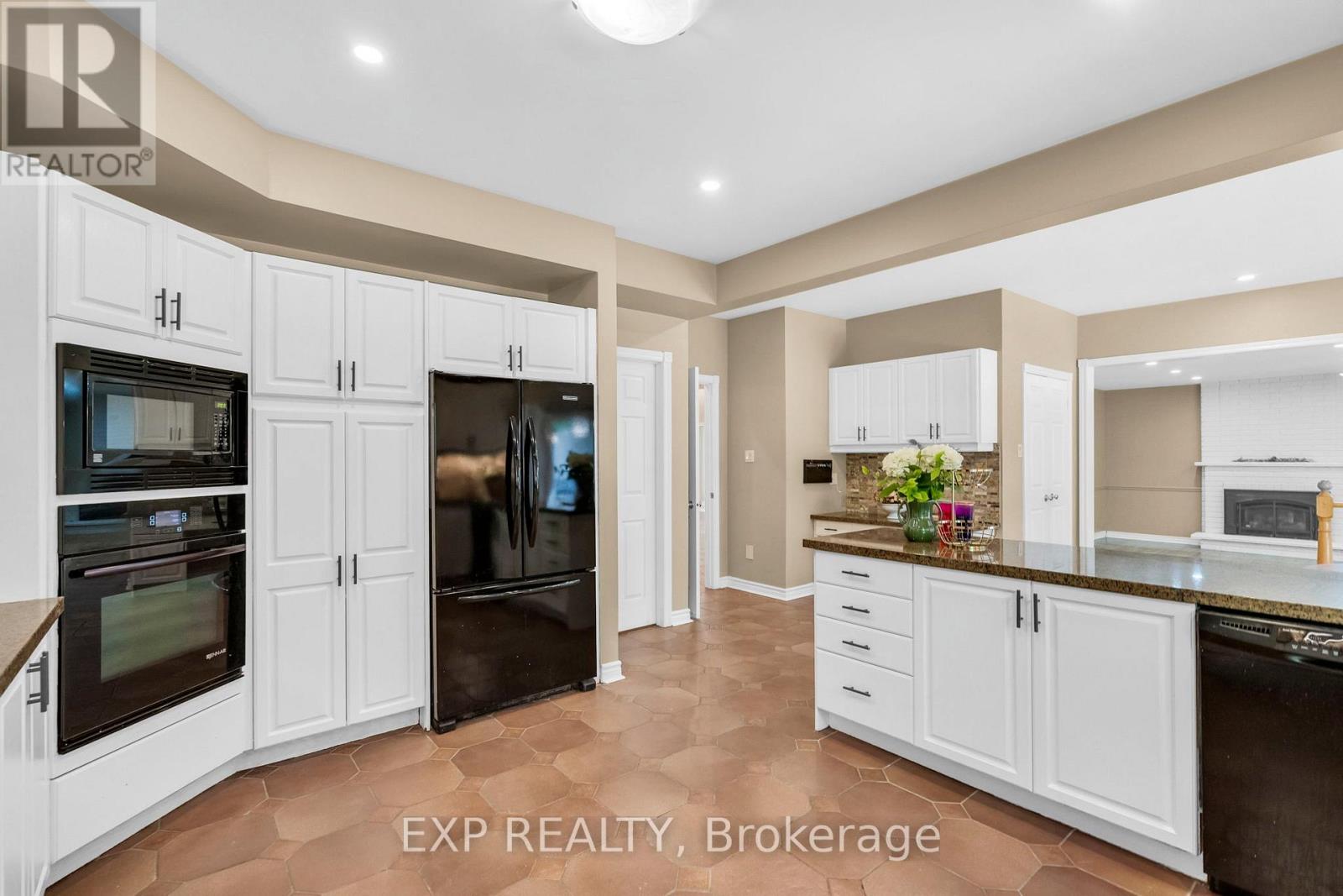 Photo 12 of 959 Lockwood Circle, Newmarket ON