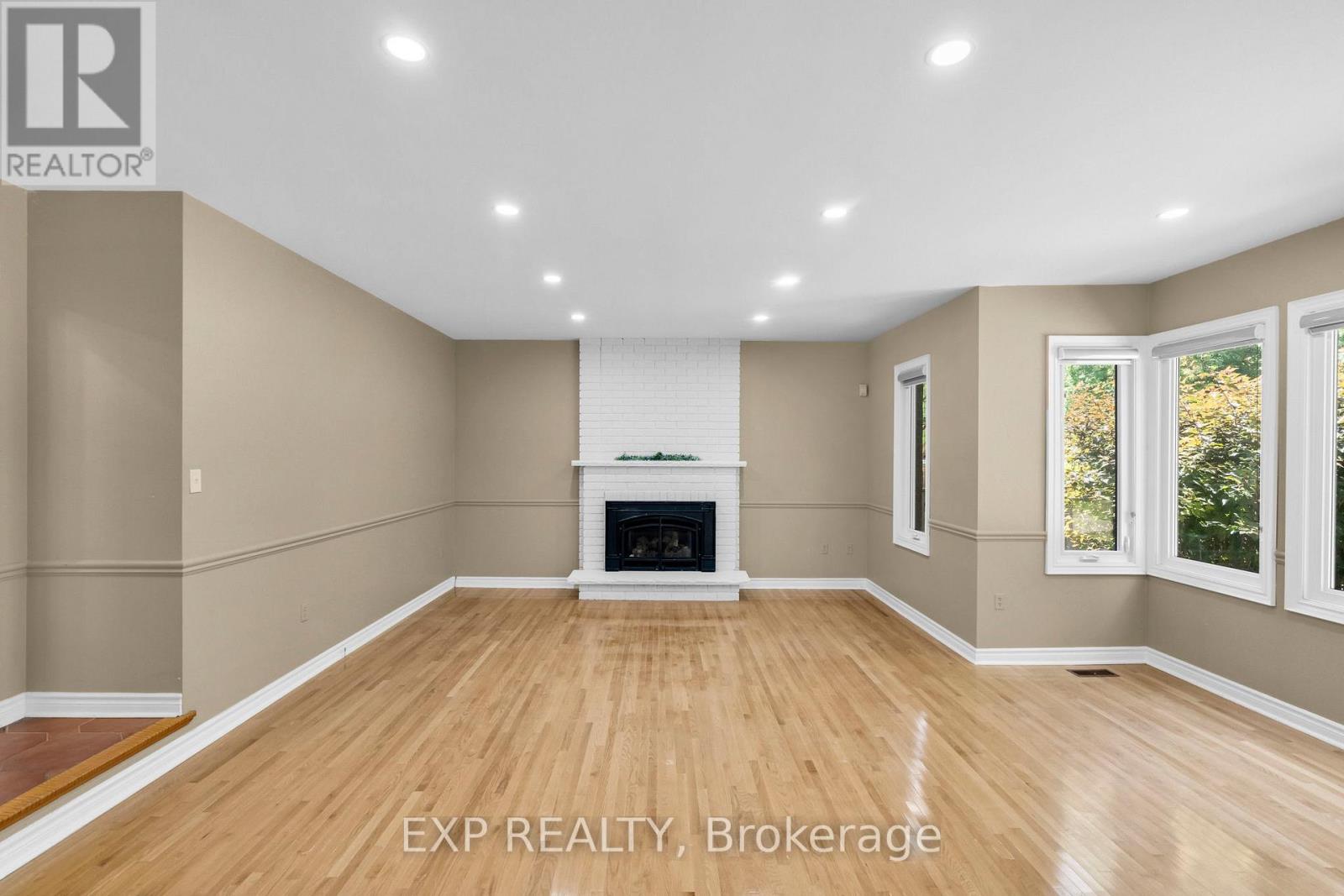 Photo 7 of 959 Lockwood Circle, Newmarket ON
