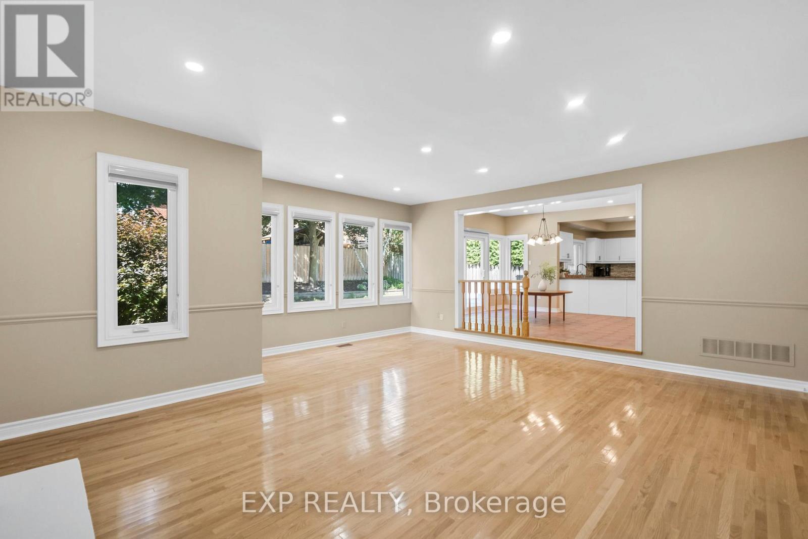Photo 8 of 959 Lockwood Circle, Newmarket ON