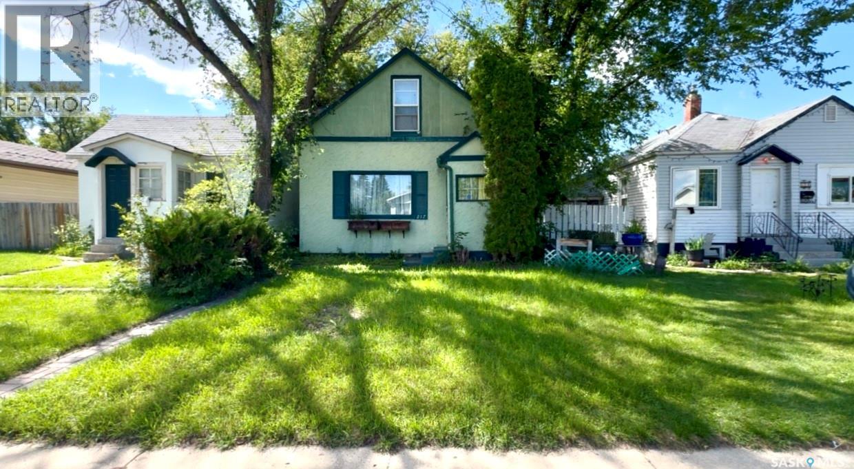 Photo 2 of 217 L Avenue N, Saskatoon SK