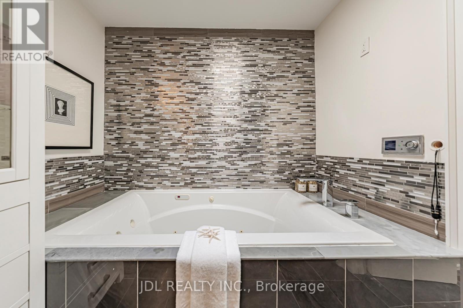 Photo 30 of 2431 Jarvis Street S, Mississauga ON