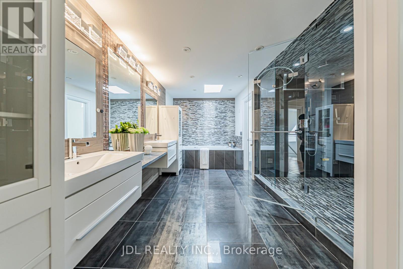 Photo 28 of 2431 Jarvis Street S, Mississauga ON