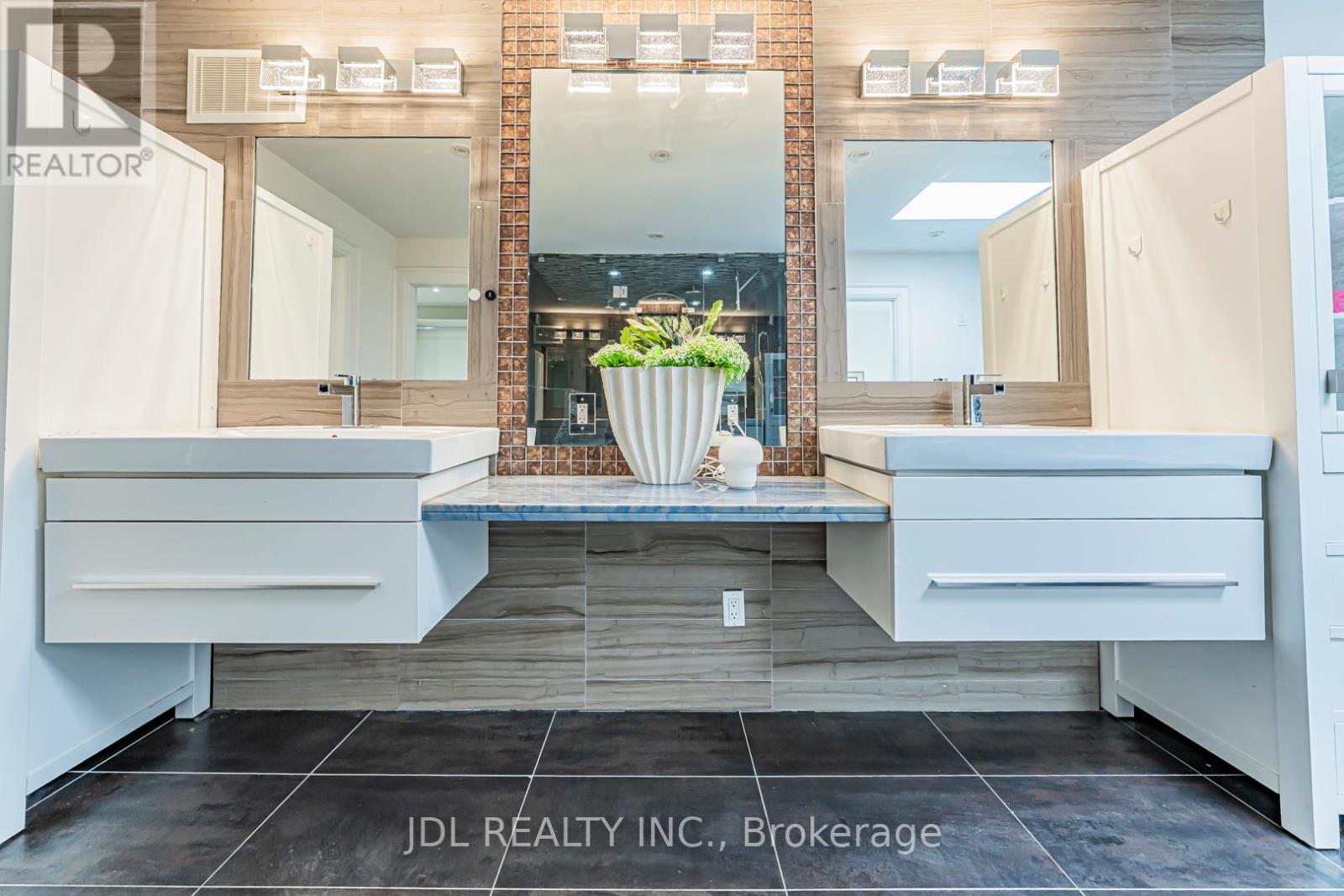 Photo 29 of 2431 Jarvis Street S, Mississauga ON