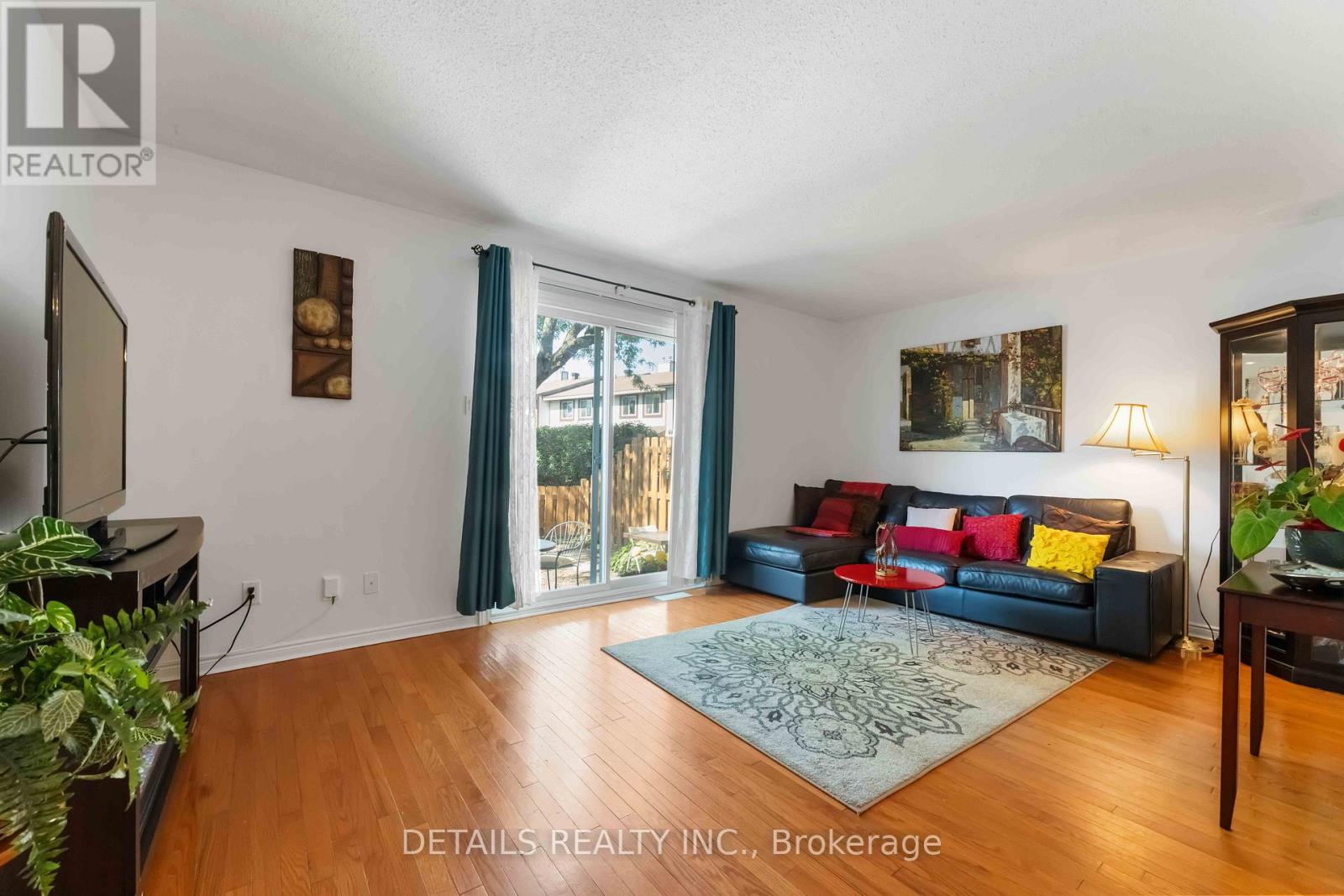 Photo 6 of 70 43 Stokes Crescent, Ottawa ON