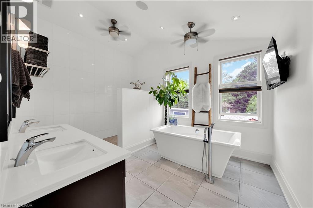 Photo 32 of 404 E Mountain Brow Boulevard E, Hamilton ON
