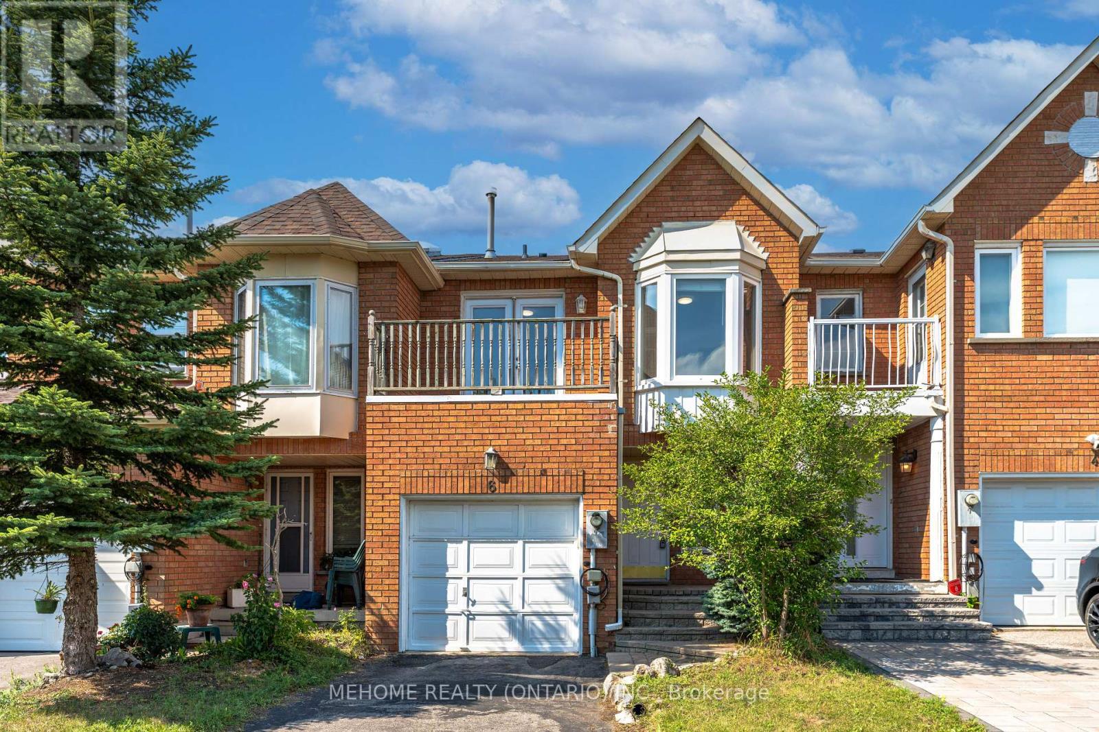 Photo 2 of 6 Thames Court, Richmond Hill ON