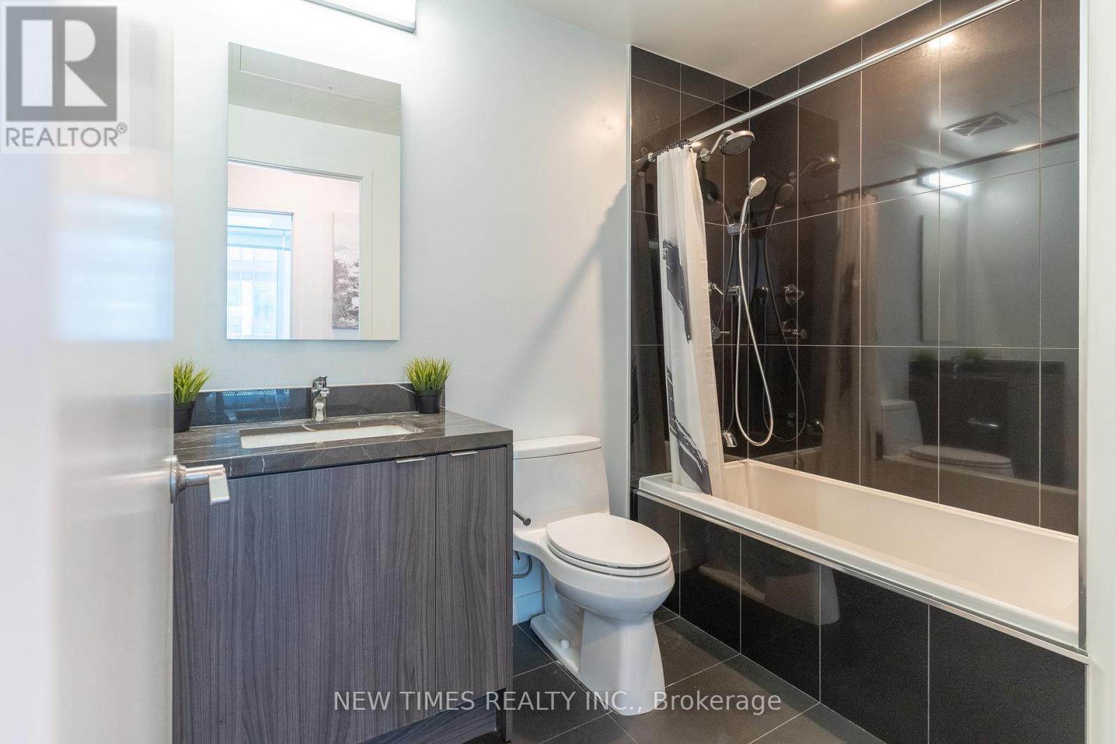 Photo 5 of 4001 125 Blue Jays Way, Toronto ON