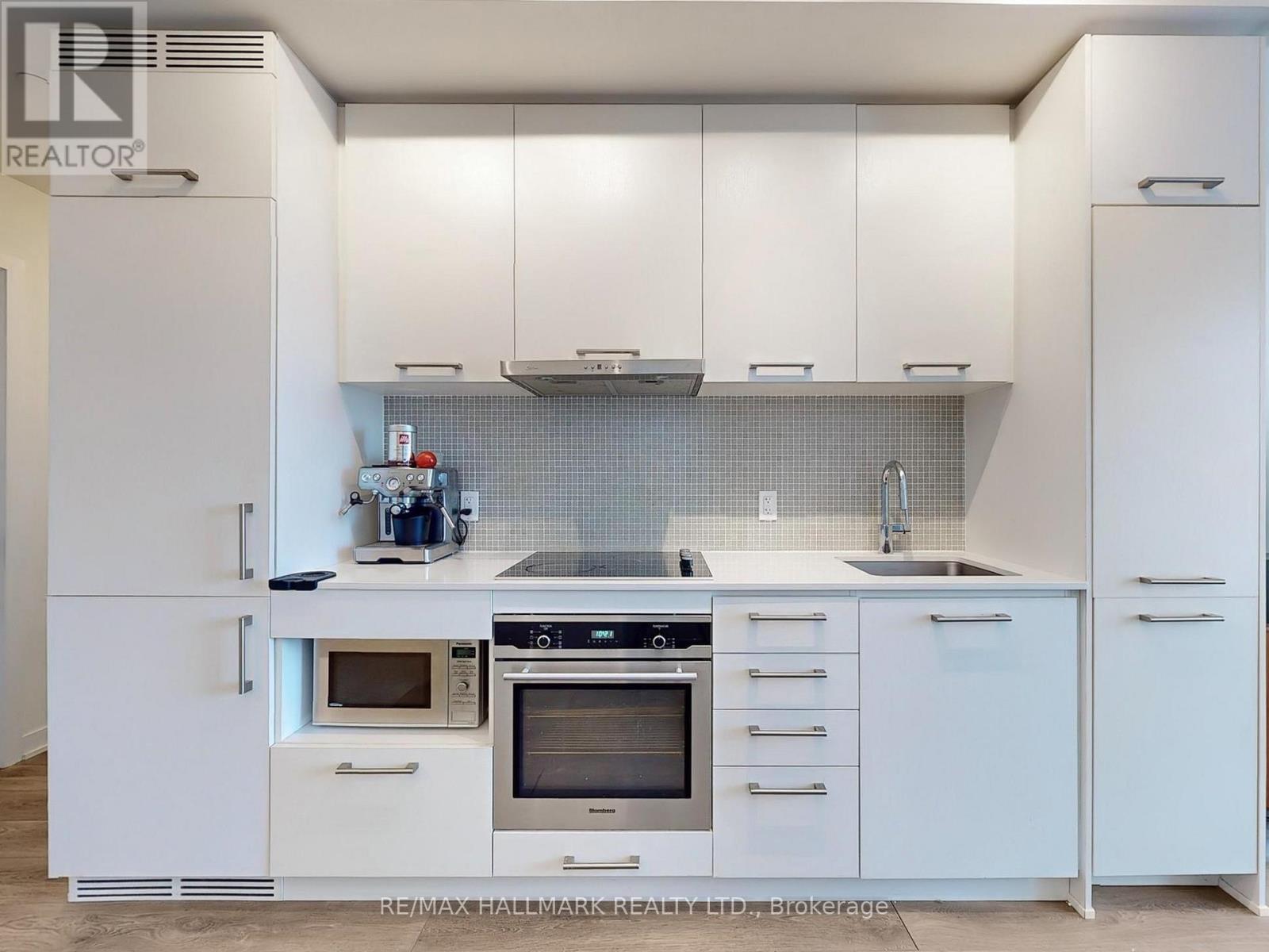 Photo 4 of 3010 87 Peter Street, Toronto ON