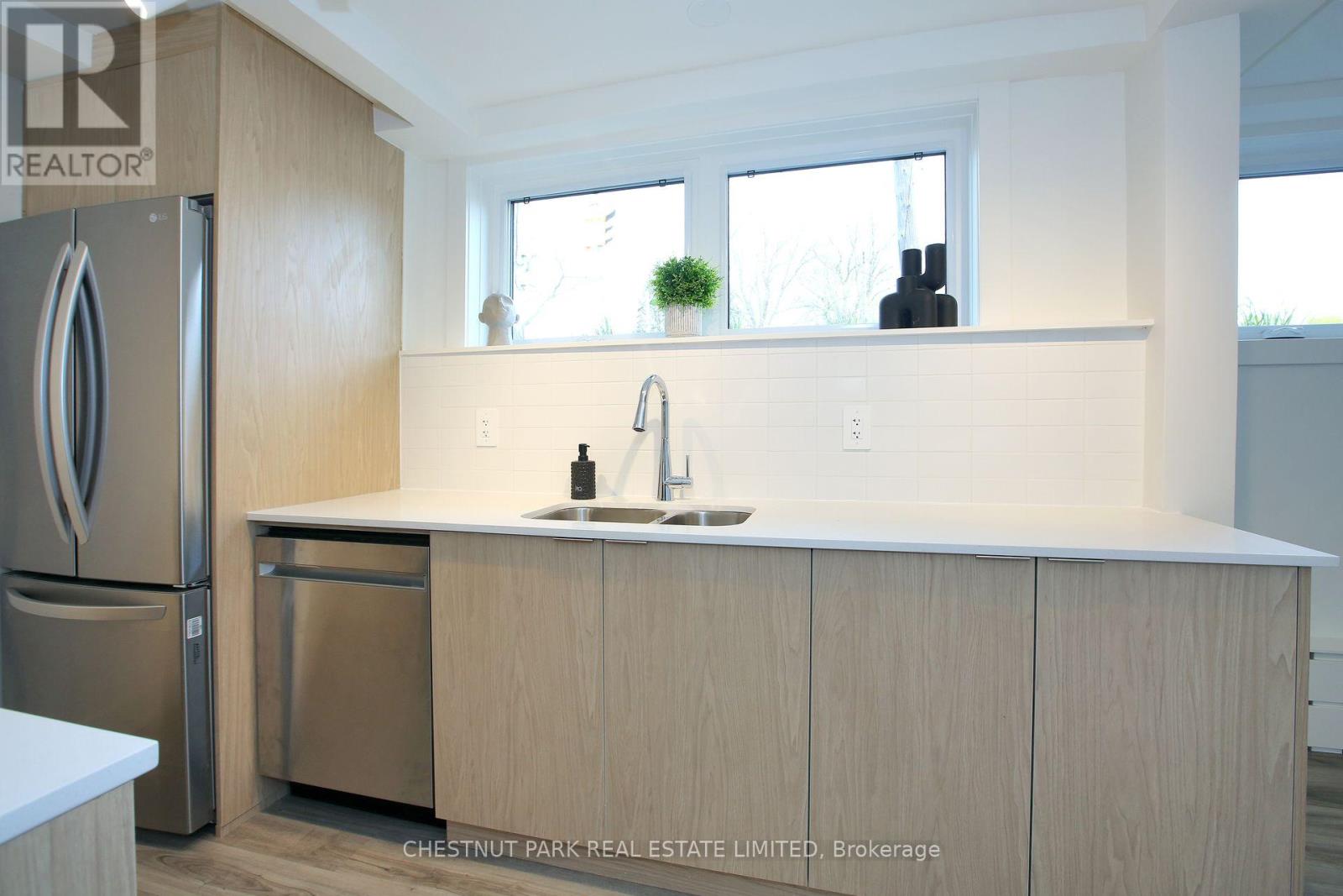 Photo 12 of 1 1492 Avenue Road, Toronto ON