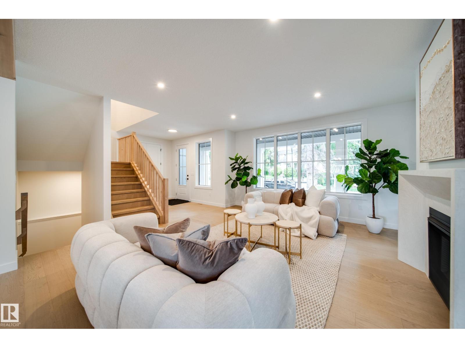 Photo 9 of 6003 111 Av Nw, Edmonton AB