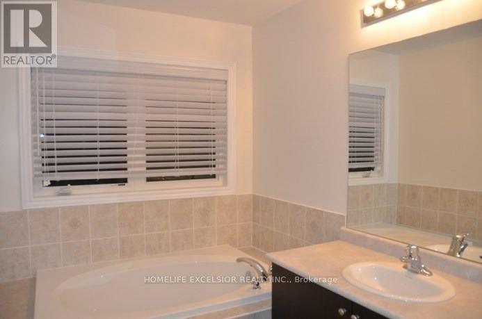 Photo 6 of 28 Black Locust Drive, Markham ON