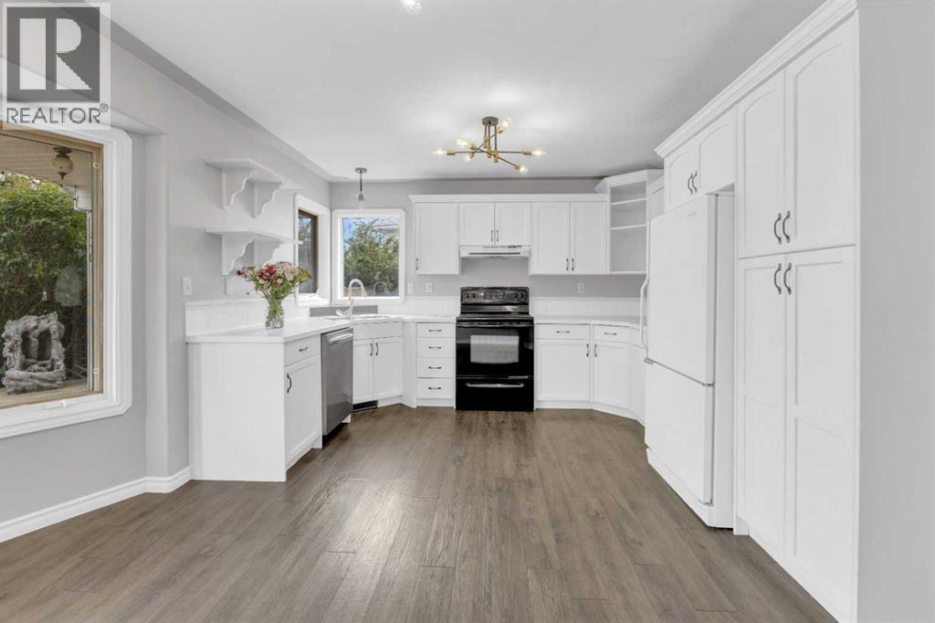 Photo 8 of 74 Perry Drive, Sylvan Lake AB