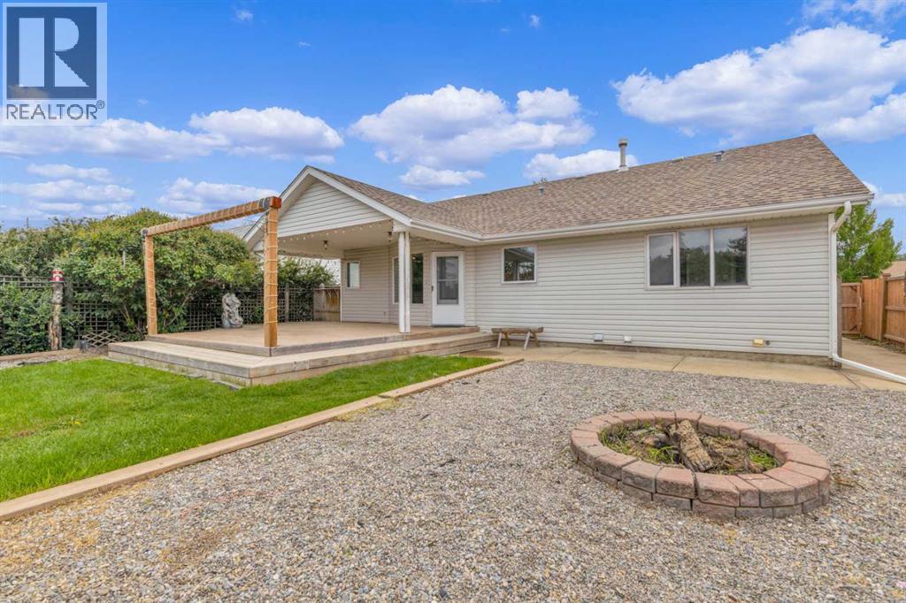 Photo 3 of 74 Perry Drive, Sylvan Lake AB