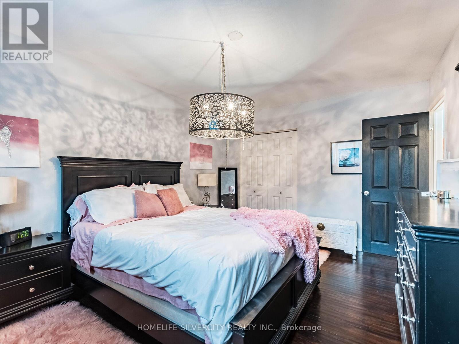 Photo 18 of 108 Brookland Drive, Brampton ON
