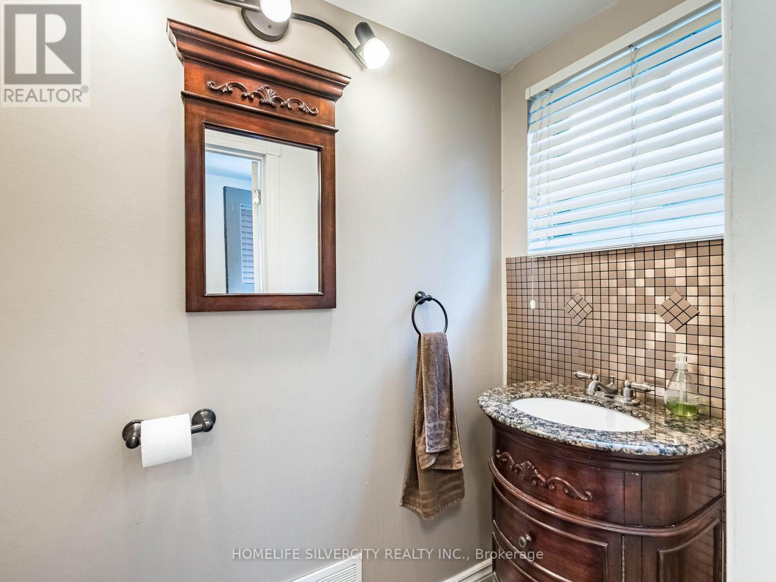 Photo 8 of 108 Brookland Drive, Brampton ON